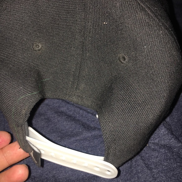 A hat - Picture 2 of 3